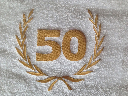 Lorbeerkranz Motiv auf Handtuch bestickt